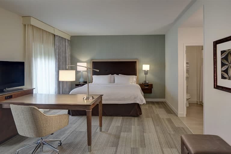 hampton inn & suites hotel room